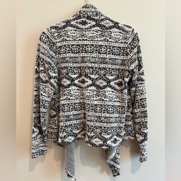 Bundle of Two Sweaters - Picture 5 of 12